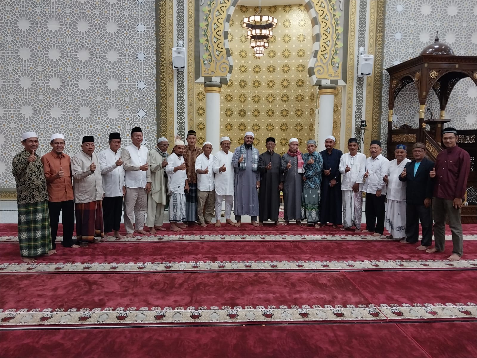 Ustaz Dr. Muhammad Yusran Hadi, Lc., MA berphoto bersama dengan koordinator Shubuh keliling (shuling)  Kabupaten Aceh Barat Daya (Abdiya) Ir. Zuhardi dan para jama'ah shuling di Masjid Agung Baitul Ghafur Abdiya, Blangpidie.